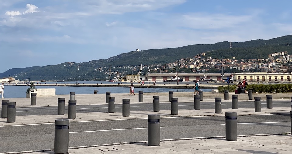 Blick von der Piazza Unità d’Italia auf die Bucht von Triest