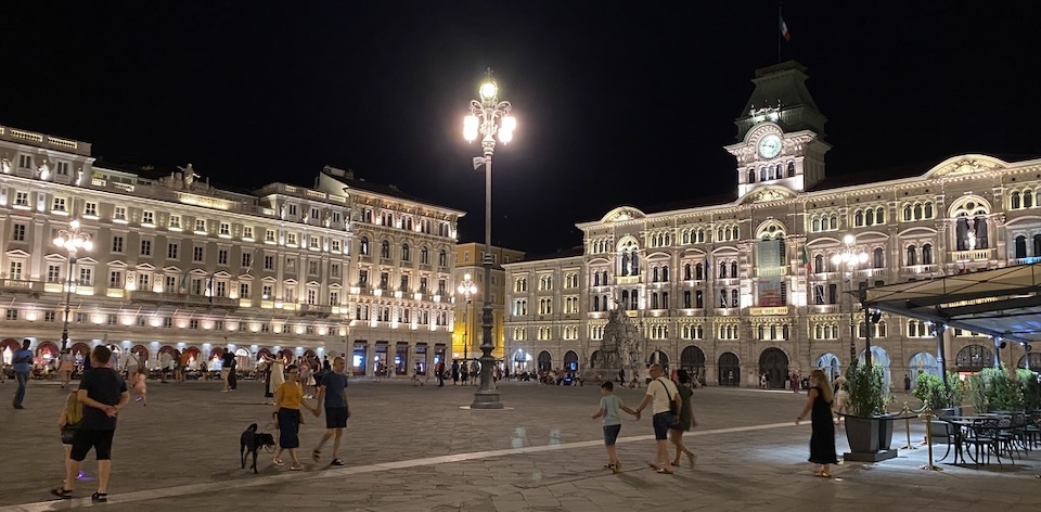 Die Piazza Unità d’Italia bei Nacht